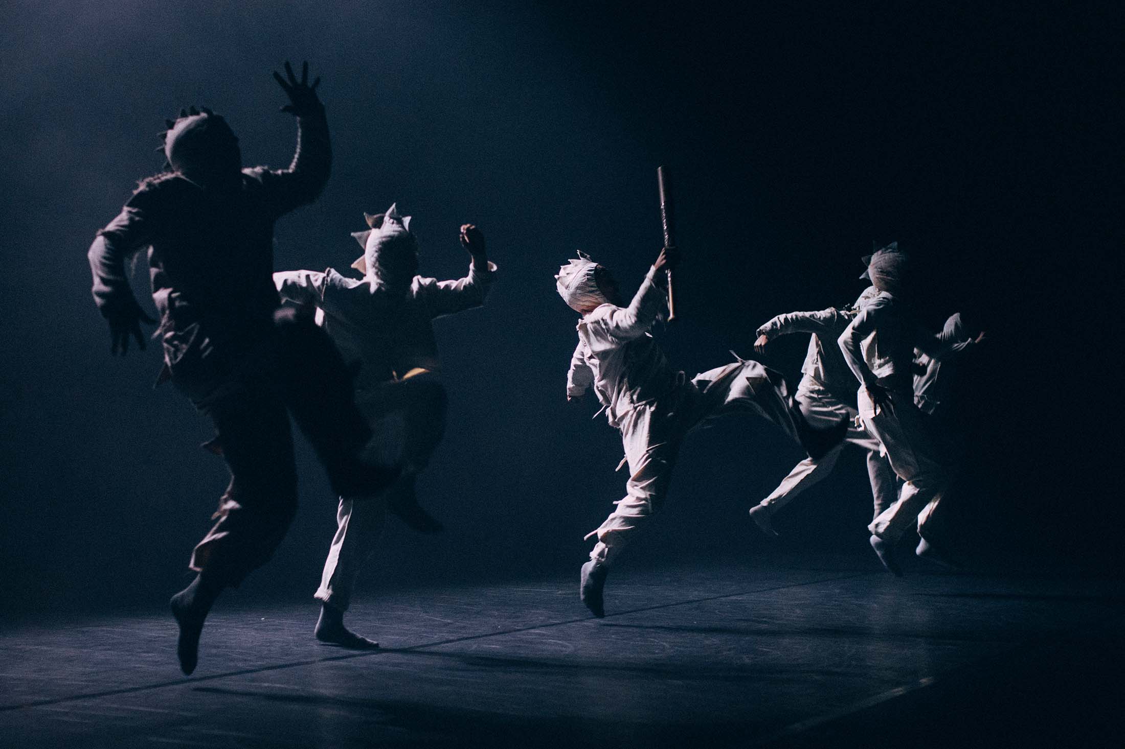 Tänzer:innen der Company Far From The Norm bei einer Vorstellung von BLKDOG