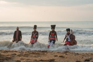 Gruppenporträt der Band DakhaBrakha im Meer