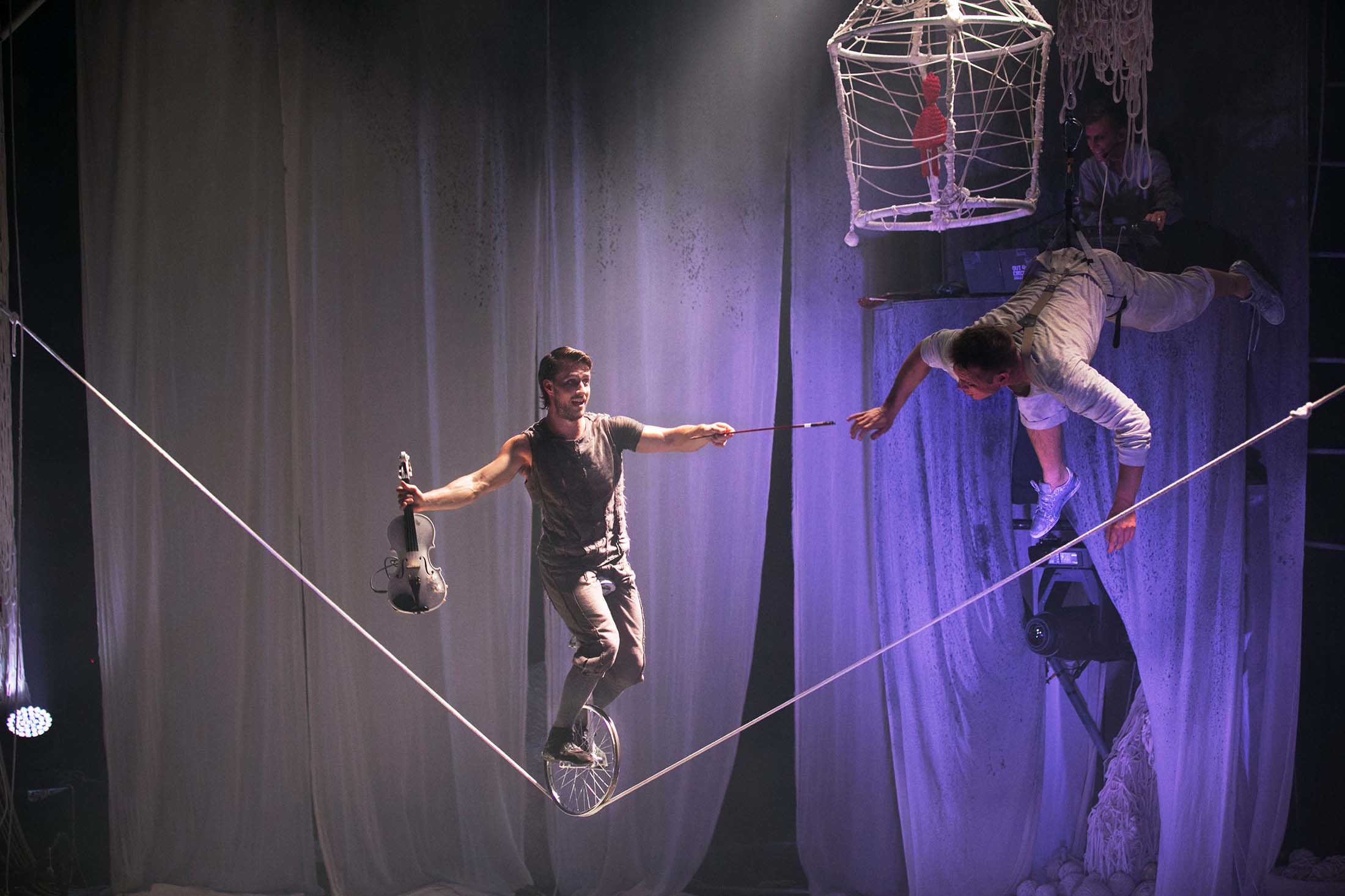 Artisten des Cirkus Cirkör auf einem Seil