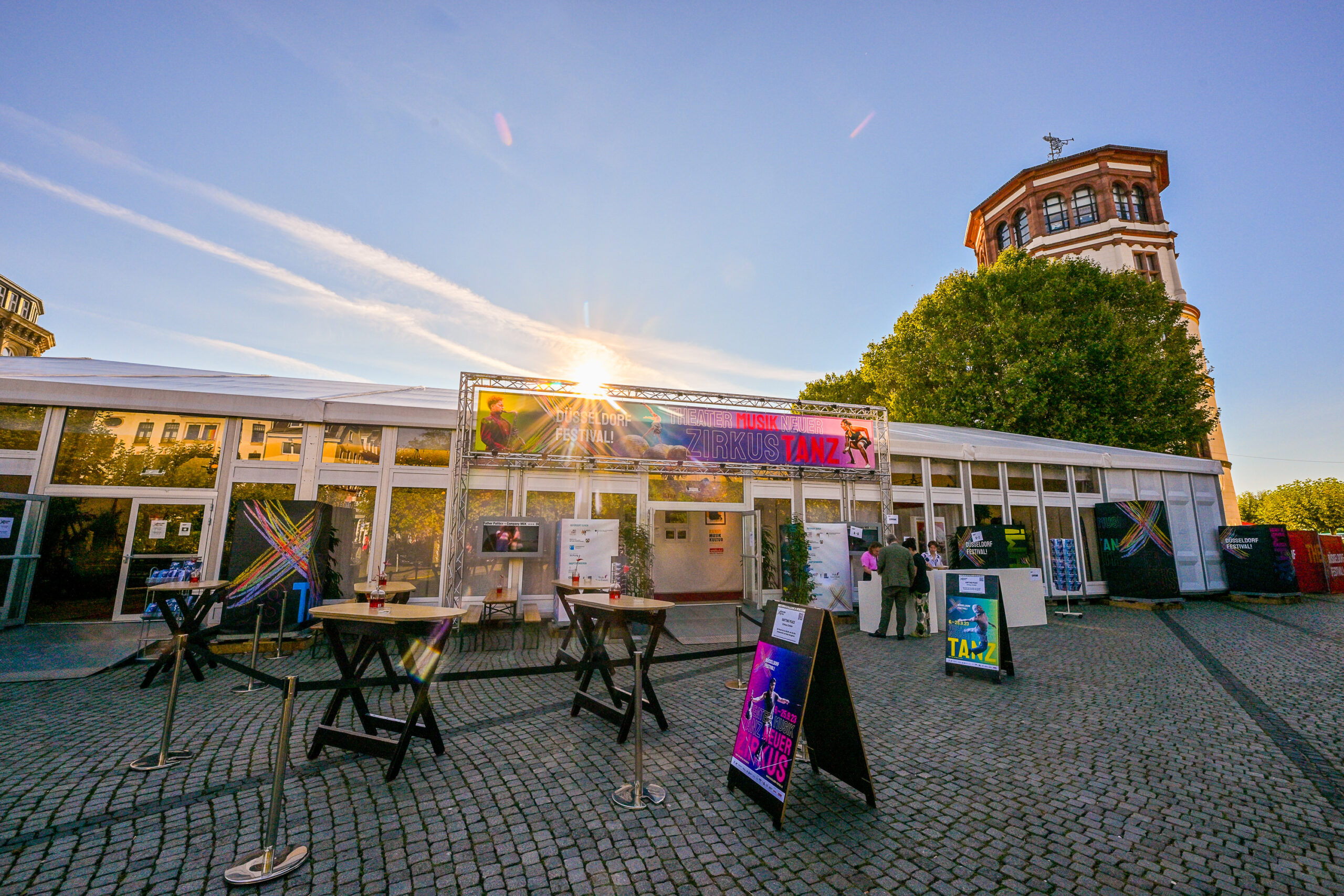 Eingang des Festivalzeltes auf dem Düsseldorfer Burgplatz