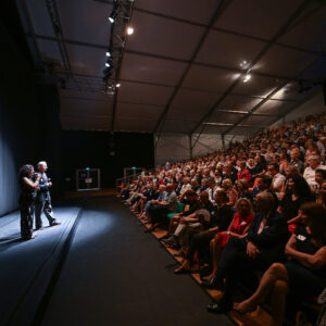 Publikumsansprache bei der Eröffnung des Düsseldorf Festival