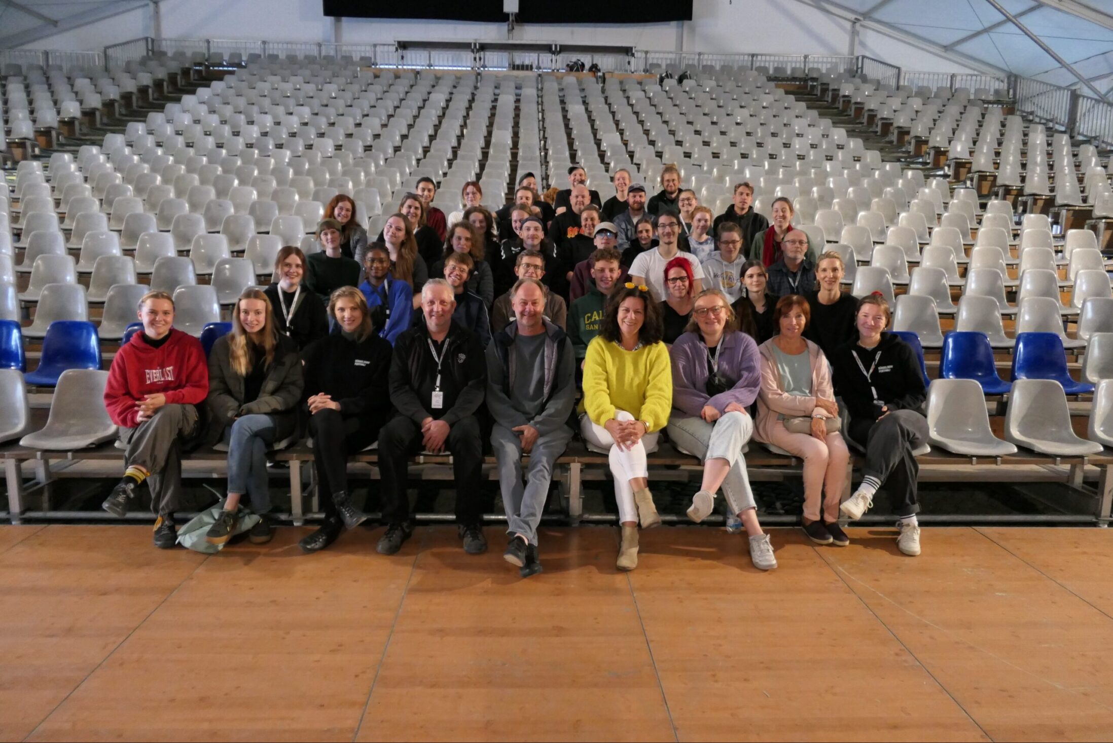 Team des Düsseldorf Festival auf der Tribüne im Theaterzelt.