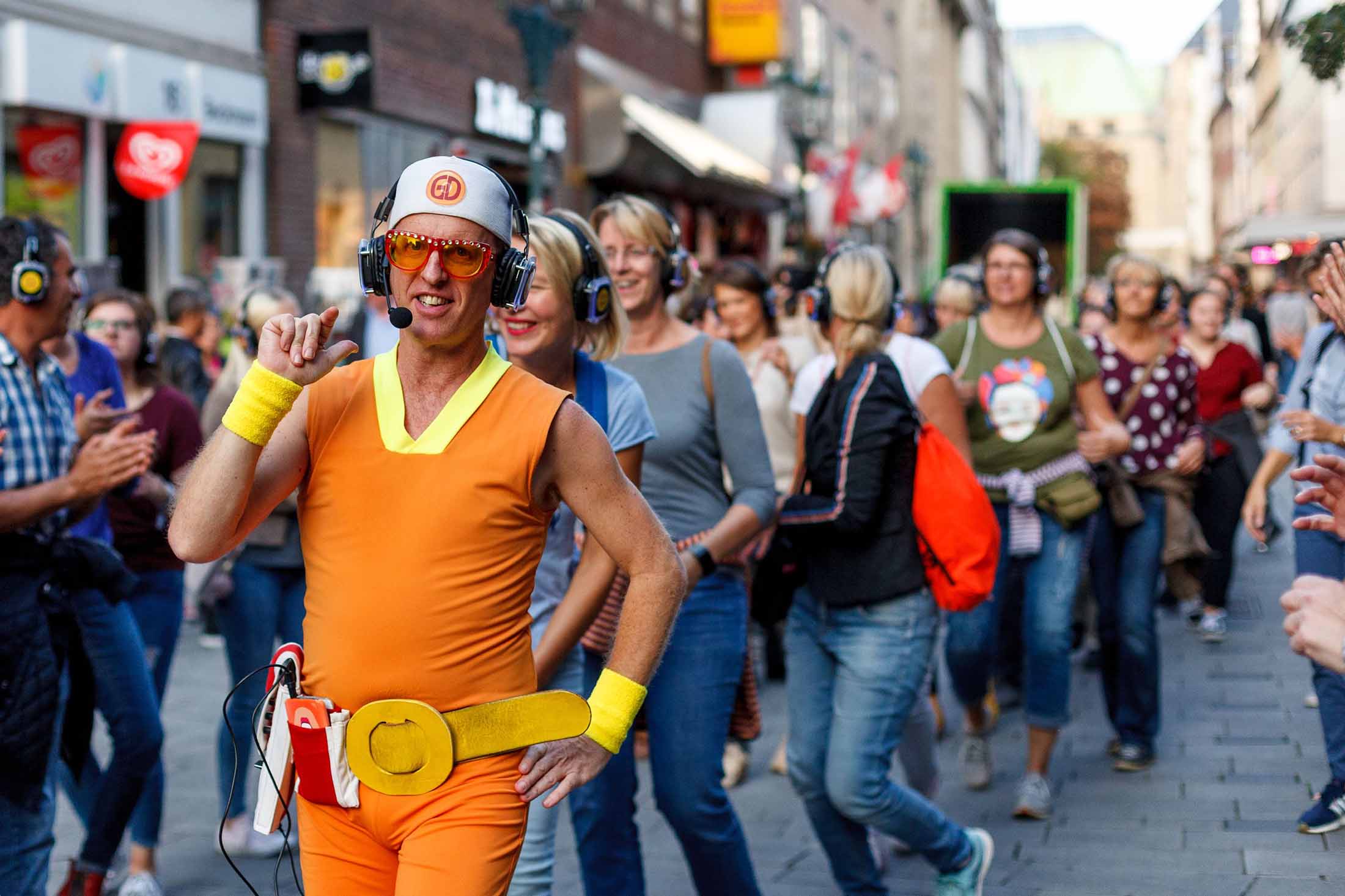 Guru Dudu bei einer Silent Disco Walking Tour beim Düsseldorf Festival.