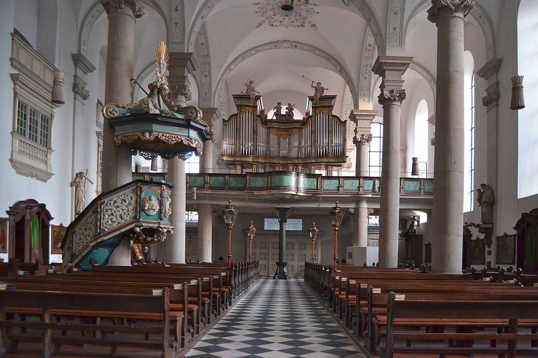 Blick vom Altarraum auf die Orgel in der Maxkirche Düsseldorf