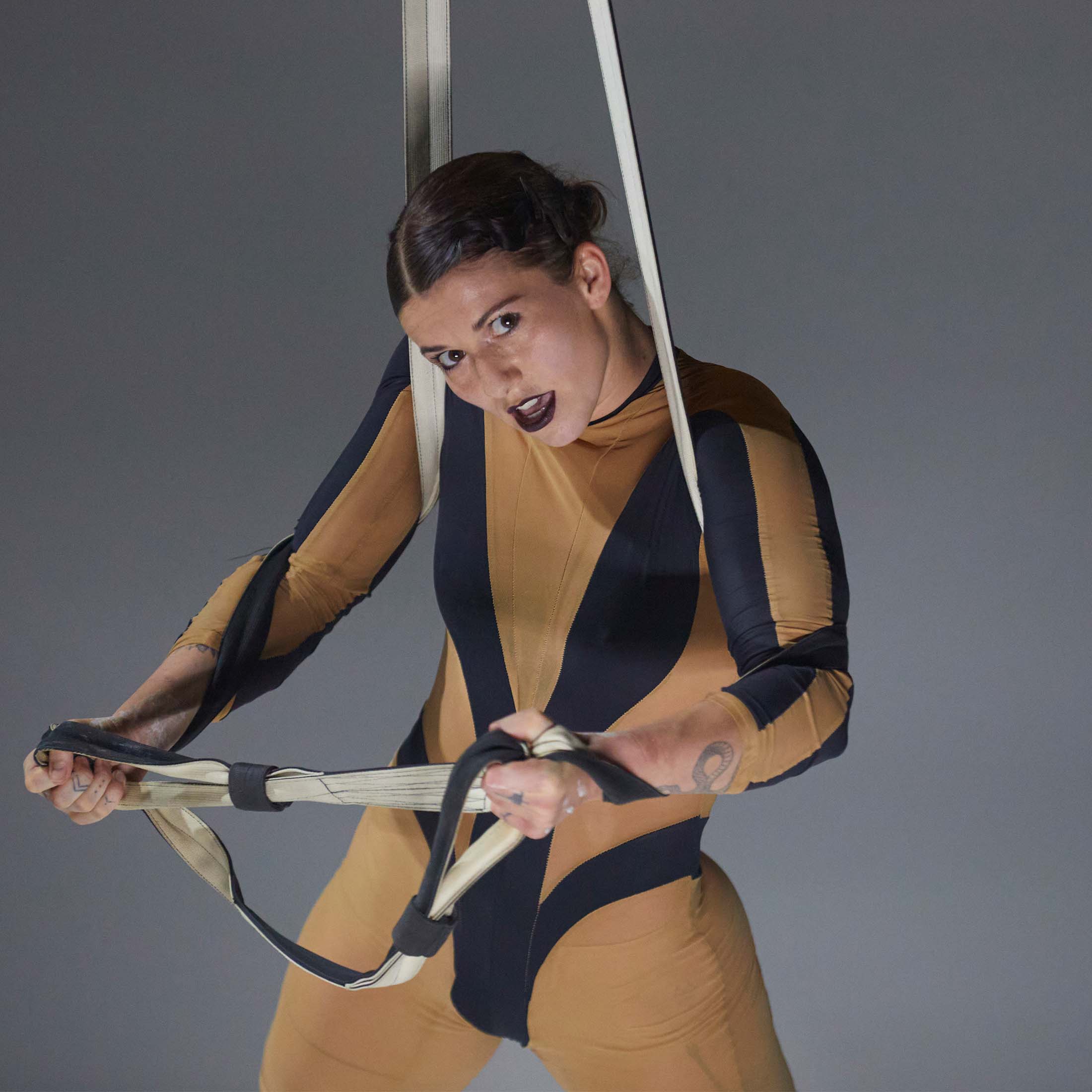 Akrobatin von Circa in Wolf beim Düsseldorf Festival 2025