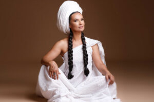 die marokkanische Sängerin Oum tritt mit ihrer Band beim Düsseldorf Festival auf