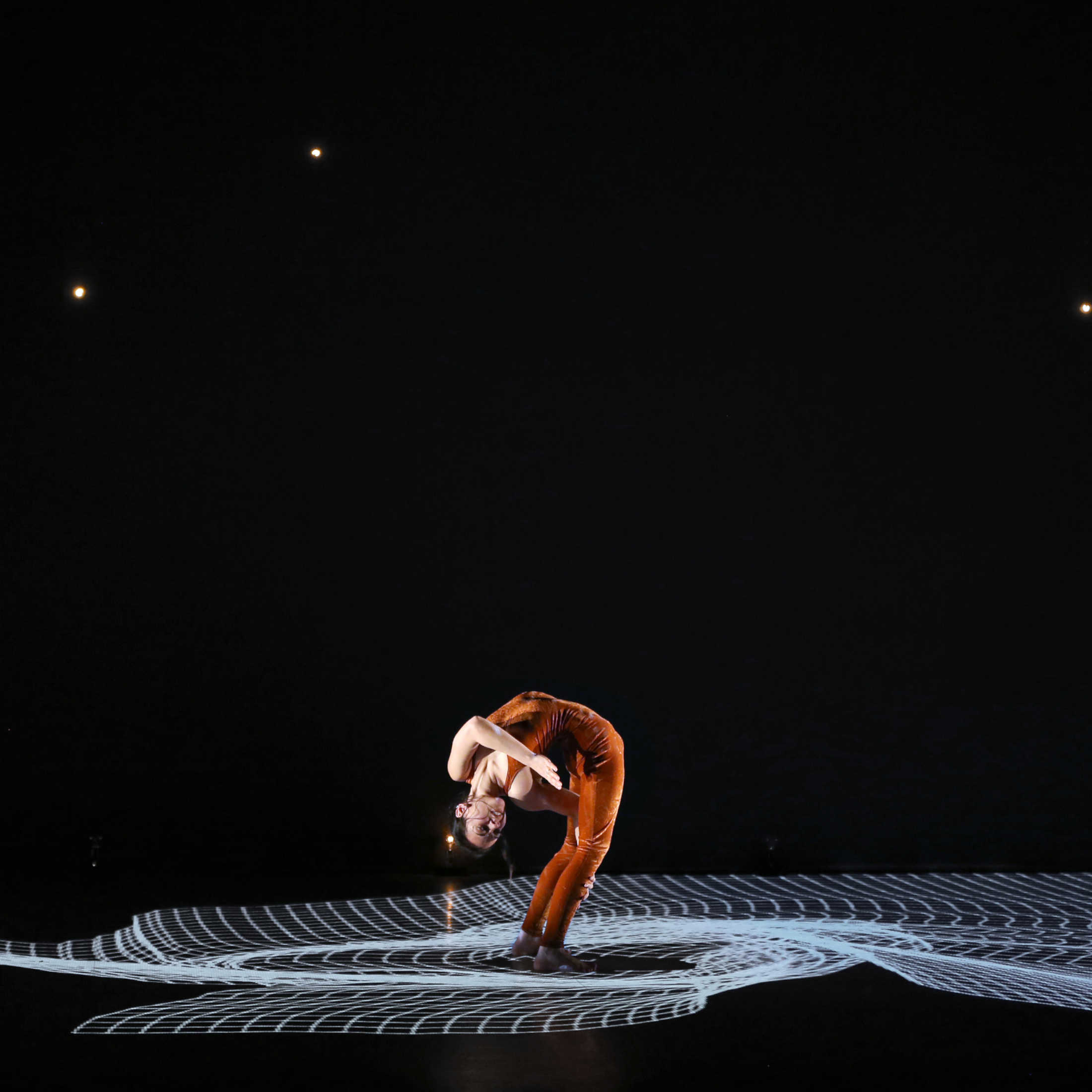 Tänzerin von der Cie. Käfig tanzt das Stück Pixel beim Düsseldorf Festival 2026