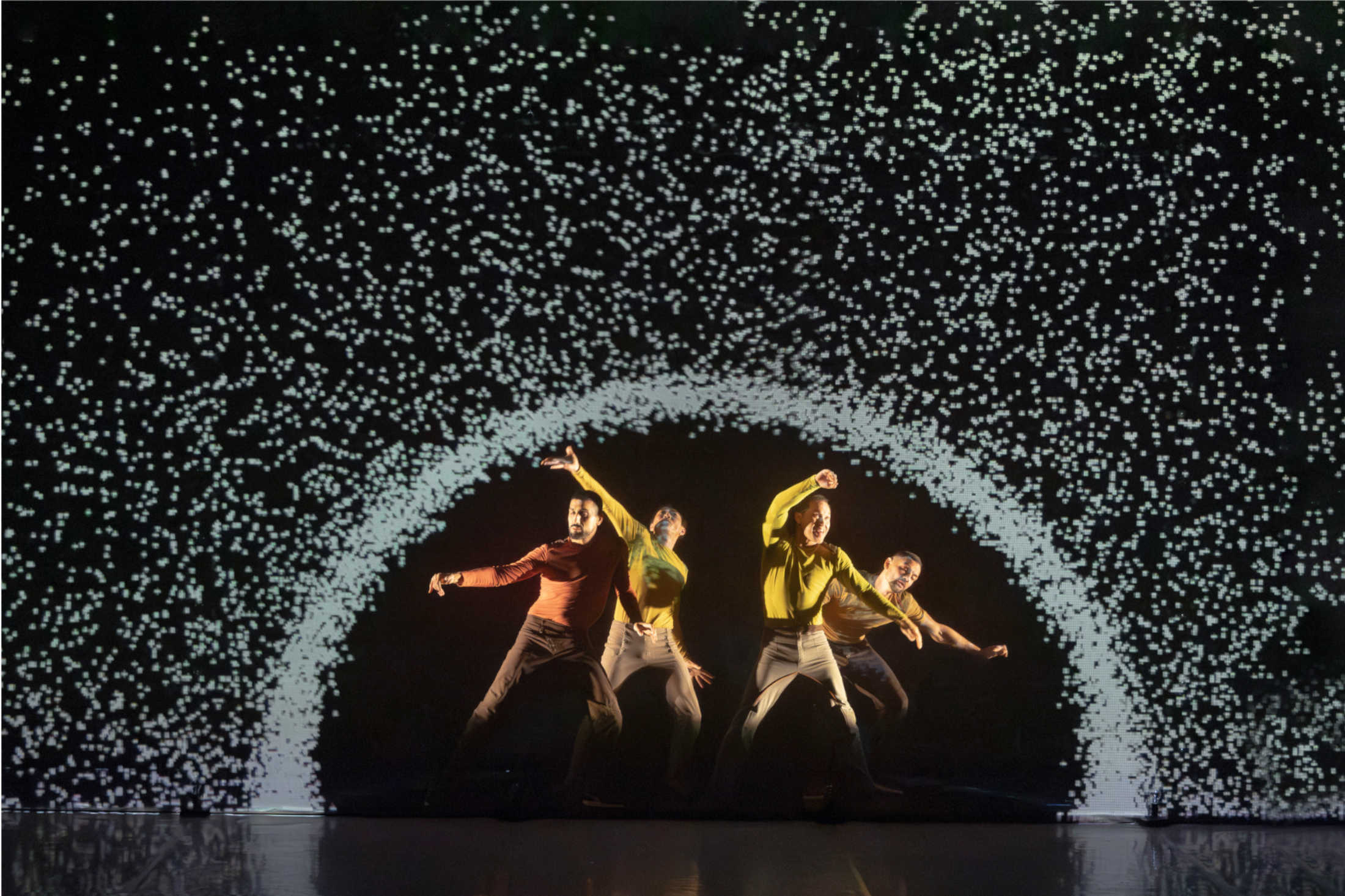 die Tänzer von der Ce. Käfig tanzen das Stück Pixel beim Düsseldorf Festival 2026