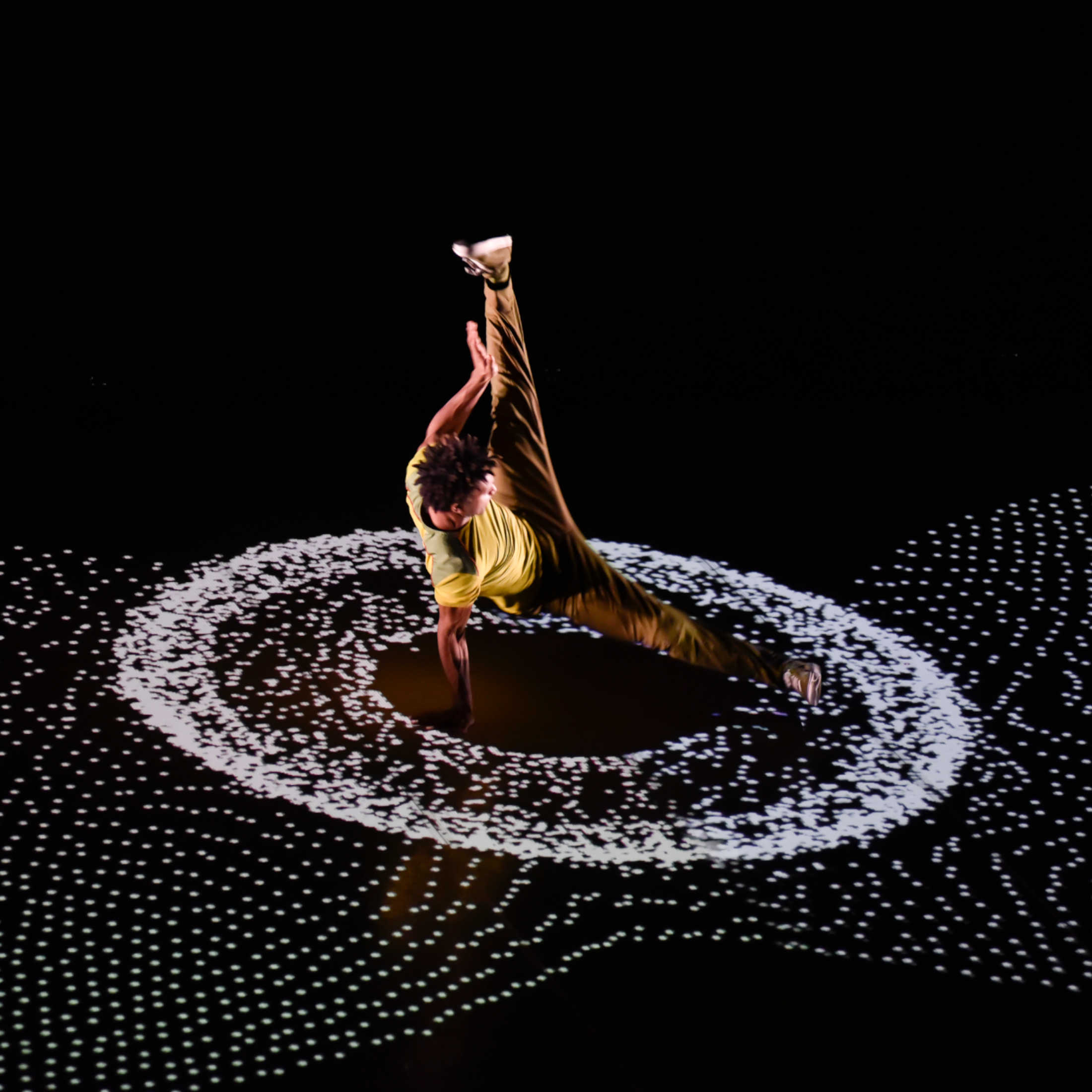 Tänzer von der Cie. Käfig tanzt das Stück Pixel beim Düsseldorf Festival 2026